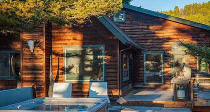 Grassy Ridge -Tranquil retreat with views in the Bridger Canyon with hot tub!