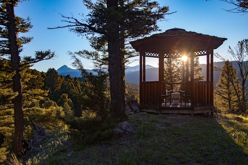 Grassy Ridge -Tranquil retreat with views in the Bridger Canyon with hot tub!
