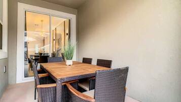 屋外ダイニングエリア