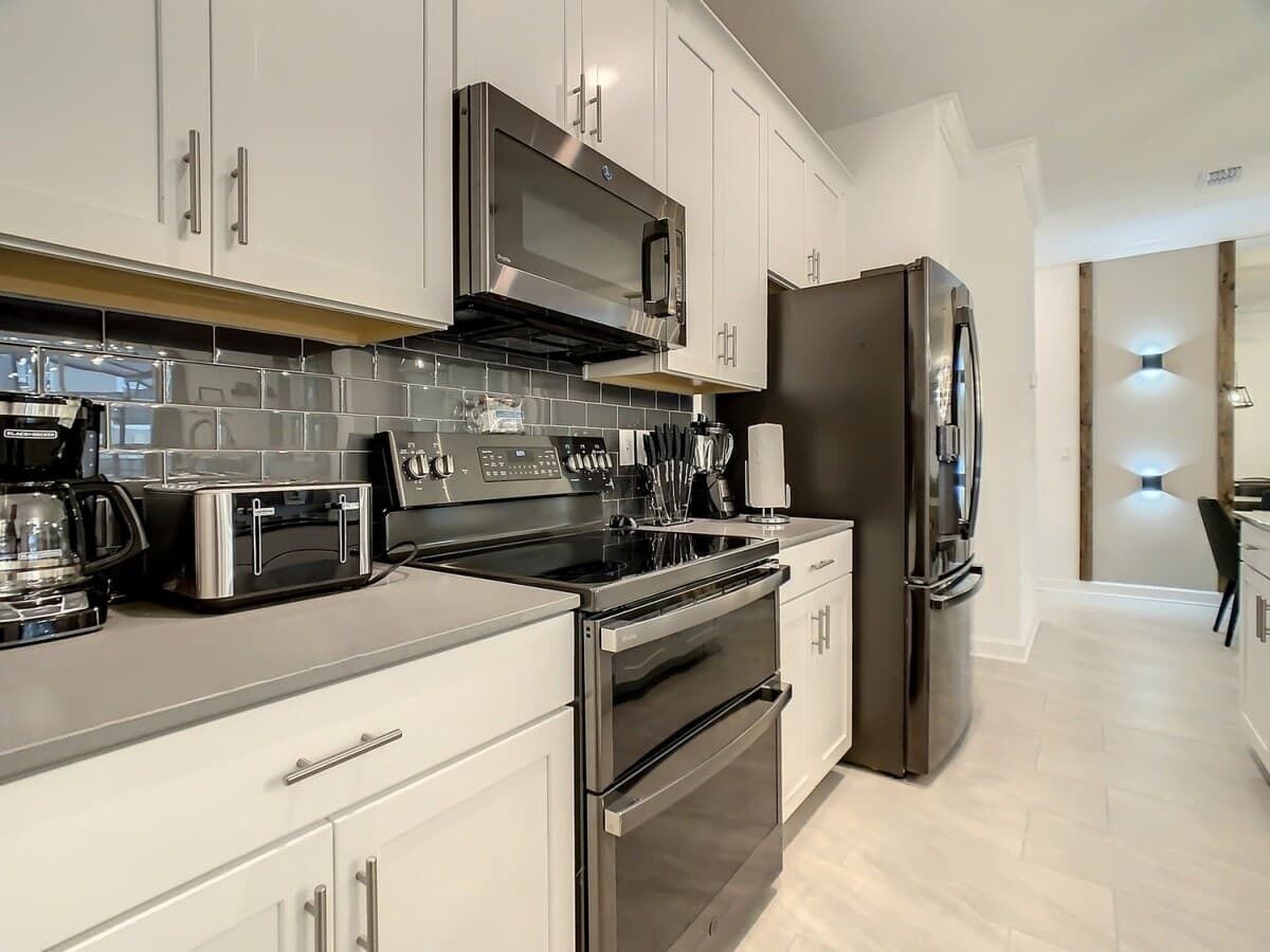 Réfrigérateur, micro-ondes, plaque de cuisson, lave-vaisselle