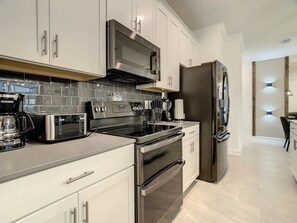 Jääkaappi, mikroaaltouuni, liesi, astianpesukone