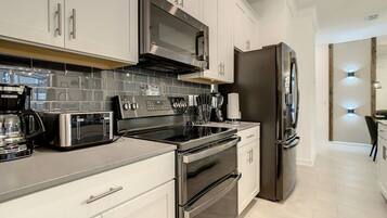 Refrigerador, microondas, placa de cocina, lavavajillas