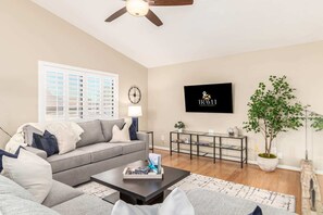 TV, fireplace, books - Princess Retreat|Private Pool|Firepit|Sleeps 12 (Mesa)