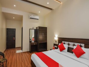 Iron/ironing board, free WiFi - Hotel Popular (Pune)