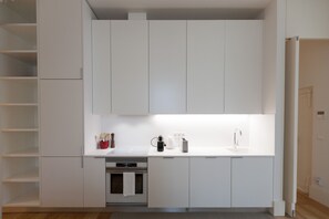 Een koelkast, een microgolfoven, een oven, een vaatwasser