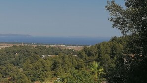 A coastal landscape with dense greenery and a view of the sea. - Studio with pool 5 minutes from Hyères beaches. Extraordinary view! (Hyères)