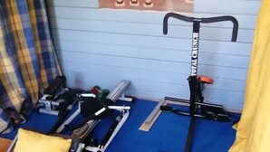 A gym with exercise equipment, a blue mat, and a wooden ceiling. - Studio with pool 5 minutes from Hyères beaches. Extraordinary view! (Hyères)