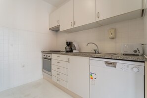 Fridge, oven, dishwasher, toaster - FLH Funchal Studio with Balcony (Funchal)