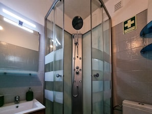 Bathtub, hair dryer, towels