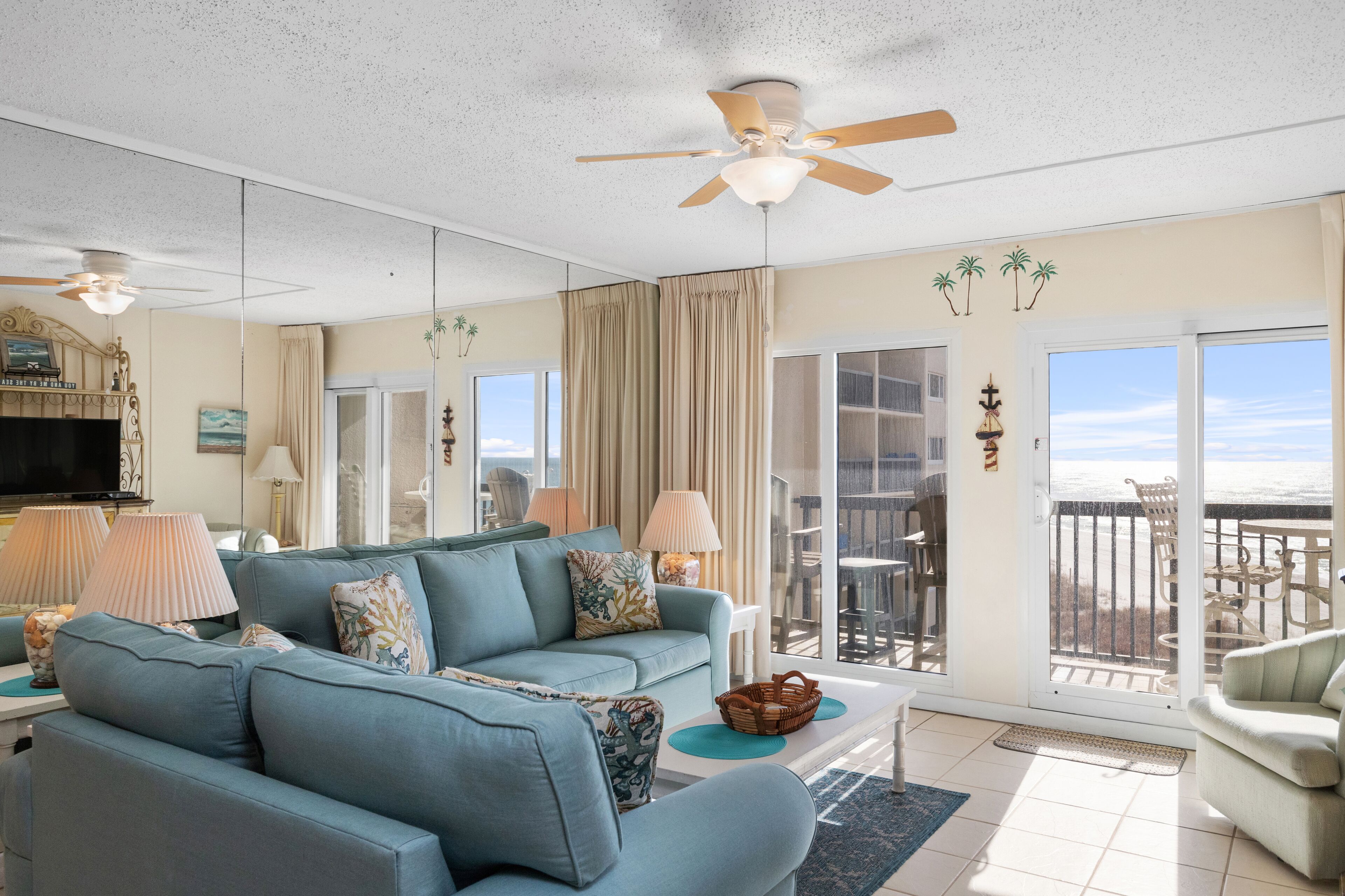 Listen to the surf!  One bedroom Gulf-front Get-Away