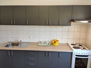 ثلاجة، ميكروويف، فرن، موقد طهي مسطح