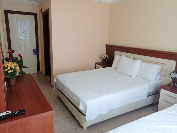 Kamar Double atau Twin | Meja kerja, ruang kerja ramah laptop, dan Wi-Fi gratis