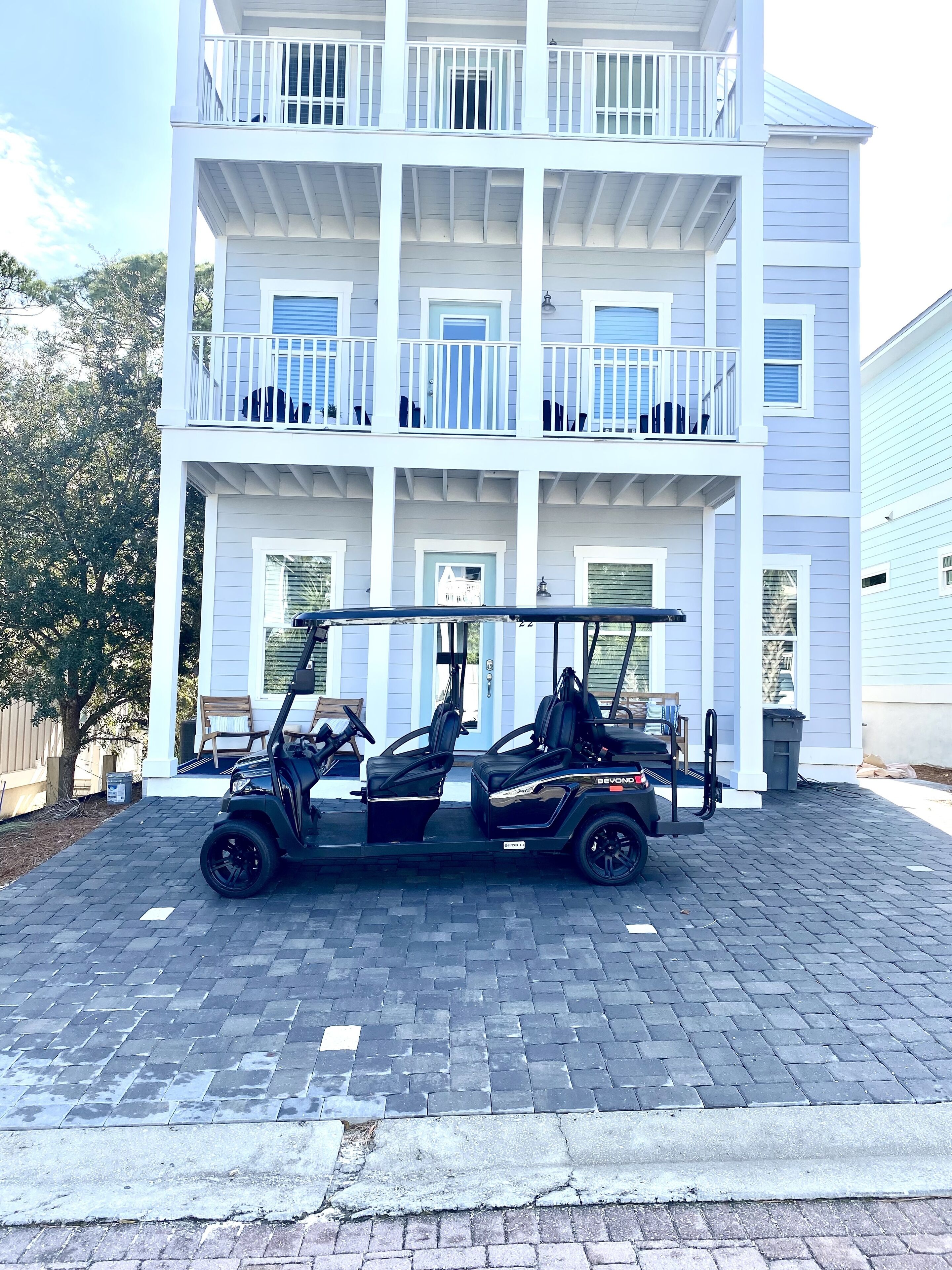 Custom home w/ 6 seat golf cart, walk to the beach/pool/fast internet