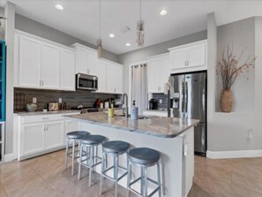 Kjøleskap, mikrobølgeovn, kokeplater og oppvaskmaskin