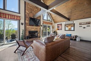 Smart TV, caminetto, videogiochi, lettore DVD