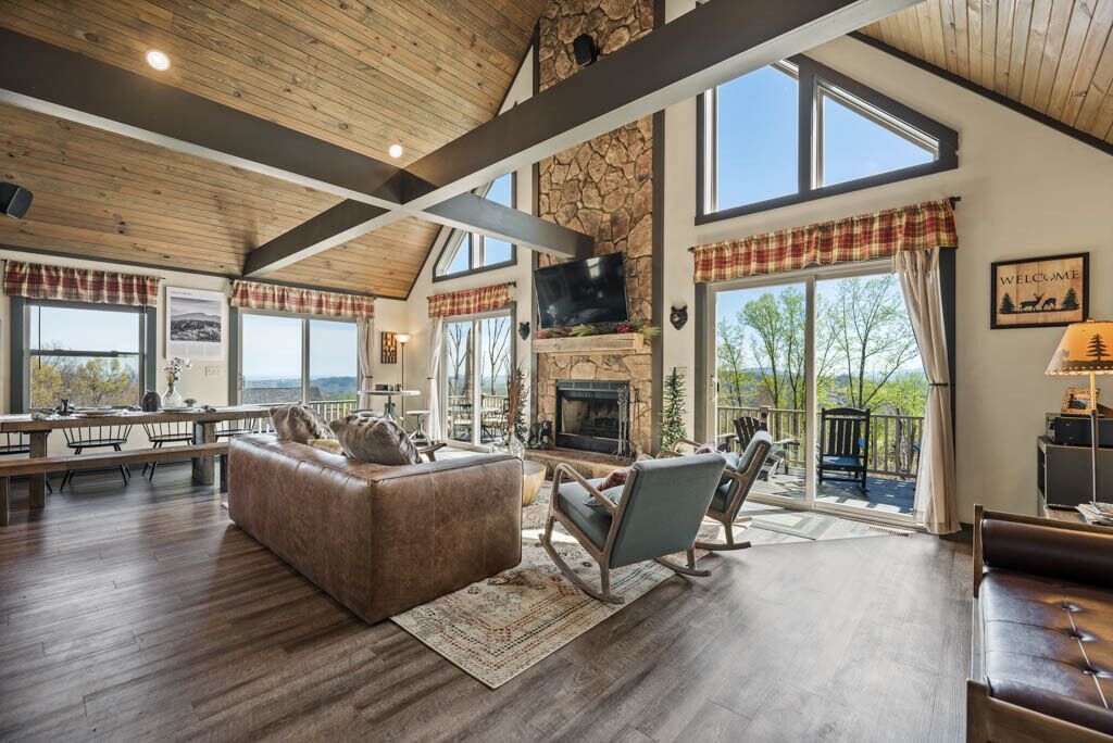 Smart-tv, een open haard, videospelletjes en een dvd-speler