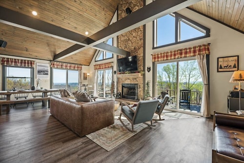 NEW BearWoodsLodge#Mt LaConte ViIEW/ PRIVATE Woods/ WrpAround DECK/Giant Theater