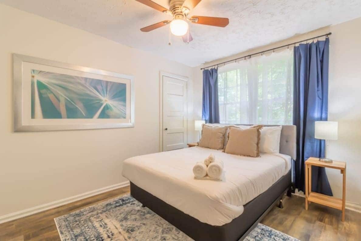 2 bedrooms, desk, iron/ironing board, WiFi