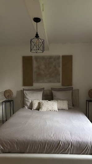 2 bedrooms, free WiFi, bed sheets - Peaceful cottage with small pool (Mongauzy)