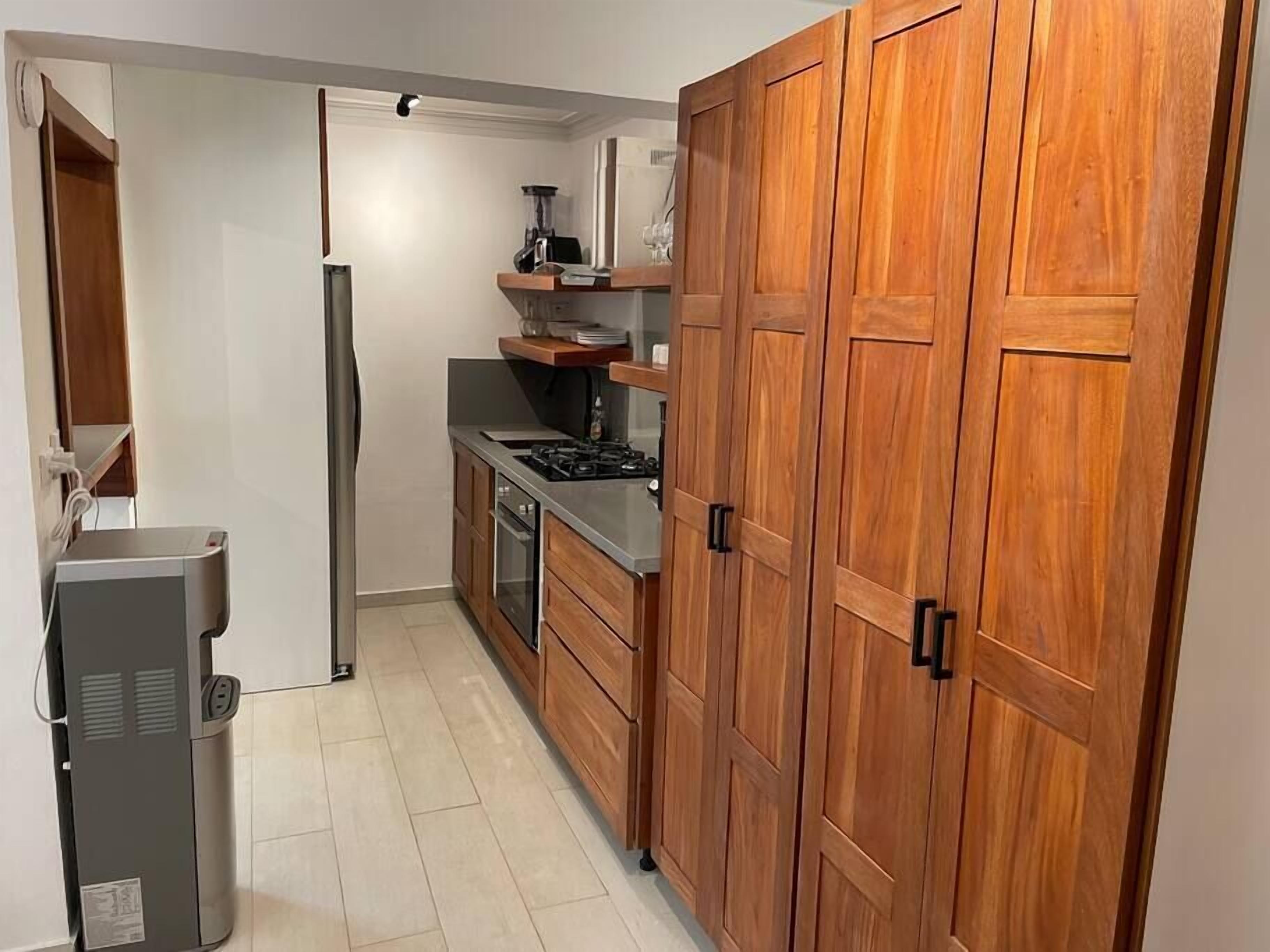 Frigorífico, microondas, horno y placa de cocina