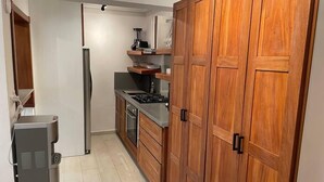 Cafetera o tetera, frigorífico, microondas y horno