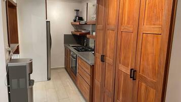 Frigorífico, microondas, horno y placa de cocina
