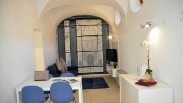 Elite-Apartment | Wohnbereich | 42-Zoll-LED-Fernseher mit Digitalempfang, Fernseher