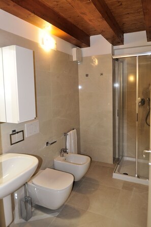 Familienapartment | Badezimmer | Dusche, Bidet, Handtücher