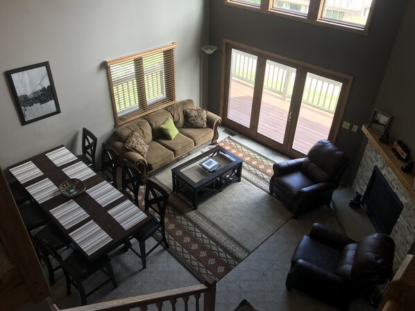 Televisio, takka, videopelejä, kirjoja