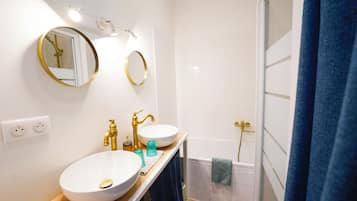Combined shower/bathtub, hair dryer, towels, soap