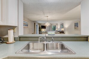 Fridge, microwave, oven, stovetop - Newly Updated, Ground Floor, 2 bed/2bath, (Fernandina Beach)