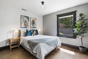 3 makuuhuonetta, työpöytä, silitysrauta/-lauta, vauvan matkasänky