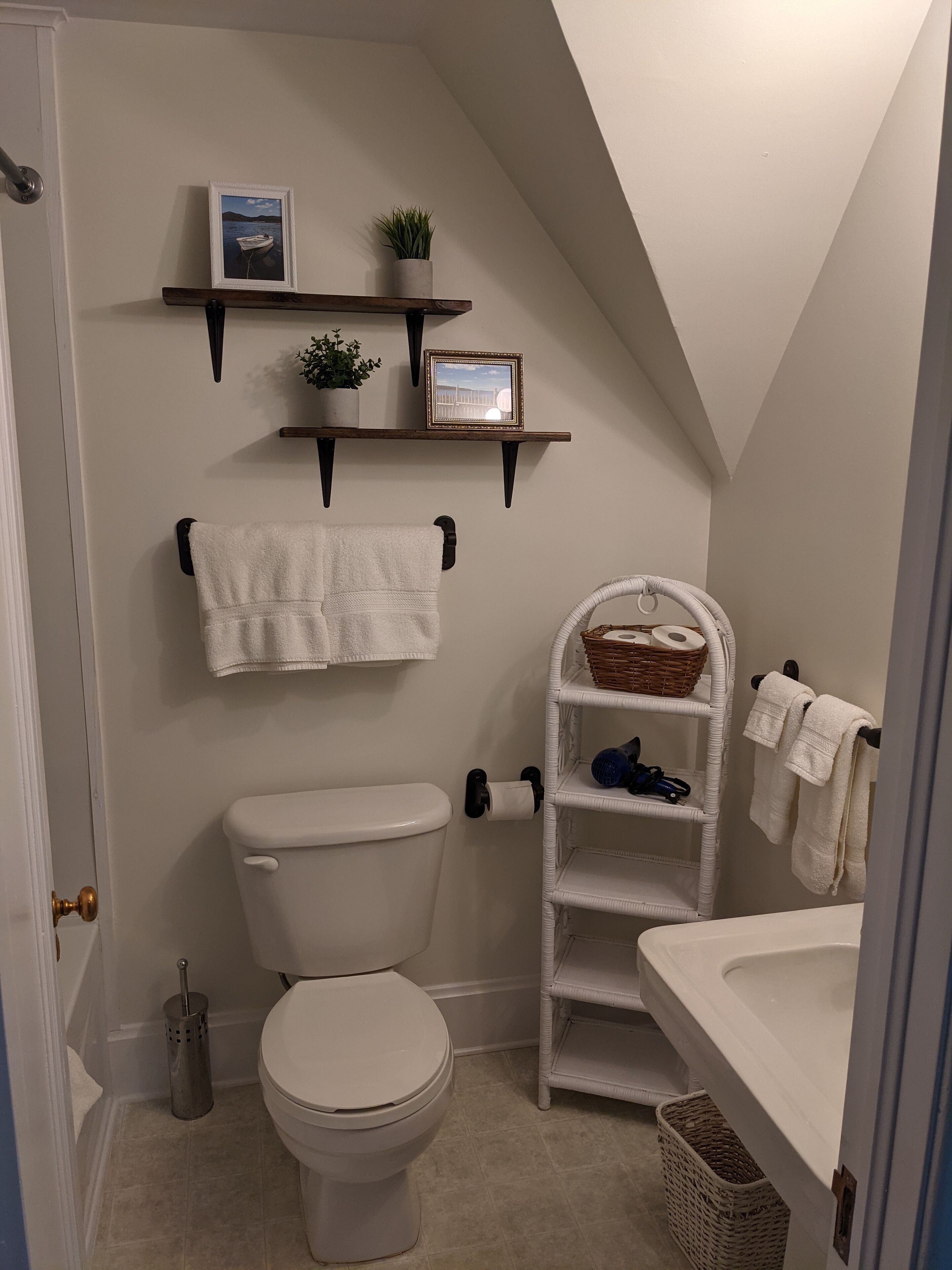 Basic Room | Bathroom