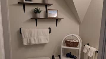 Phòng cơ bản | Phòng tắm | Máy sấy tóc, khăn tắm, xà phòng, dầu gội