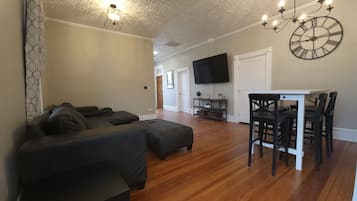 Smart-TV, Videospielkonsole, Bücher