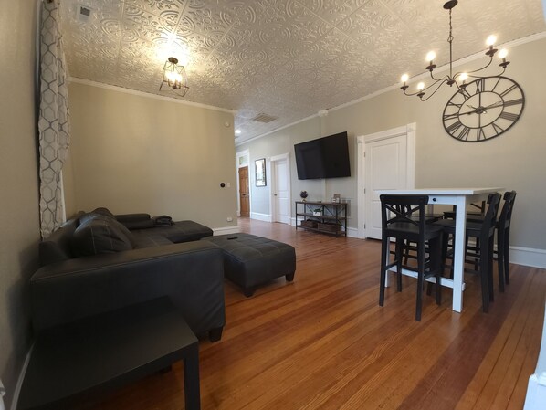 Smart-TV, Videospielkonsole, Bücher