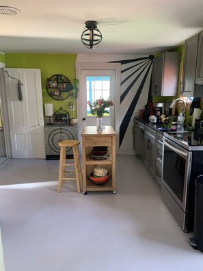 Réfrigérateur, un four, surface de cuisson, lave-vaisselle