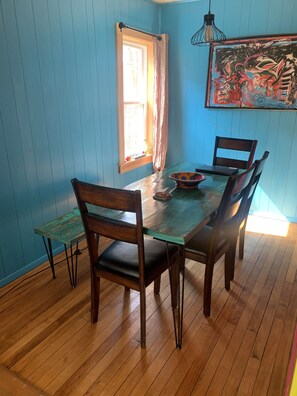 Dining - Cheerful, old gold in the center of Waterbury historic district (Waterbury Village Historic District)