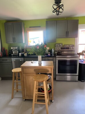 Fridge, oven, stovetop, dishwasher - Cheerful, old gold in the center of Waterbury historic district (Waterbury Village Historic District)
