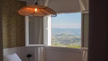 3 bedrooms, desk, soundproofing, iron/ironing board