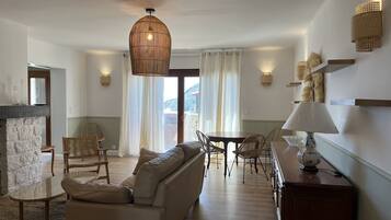 TV, fireplace, ping pong, books