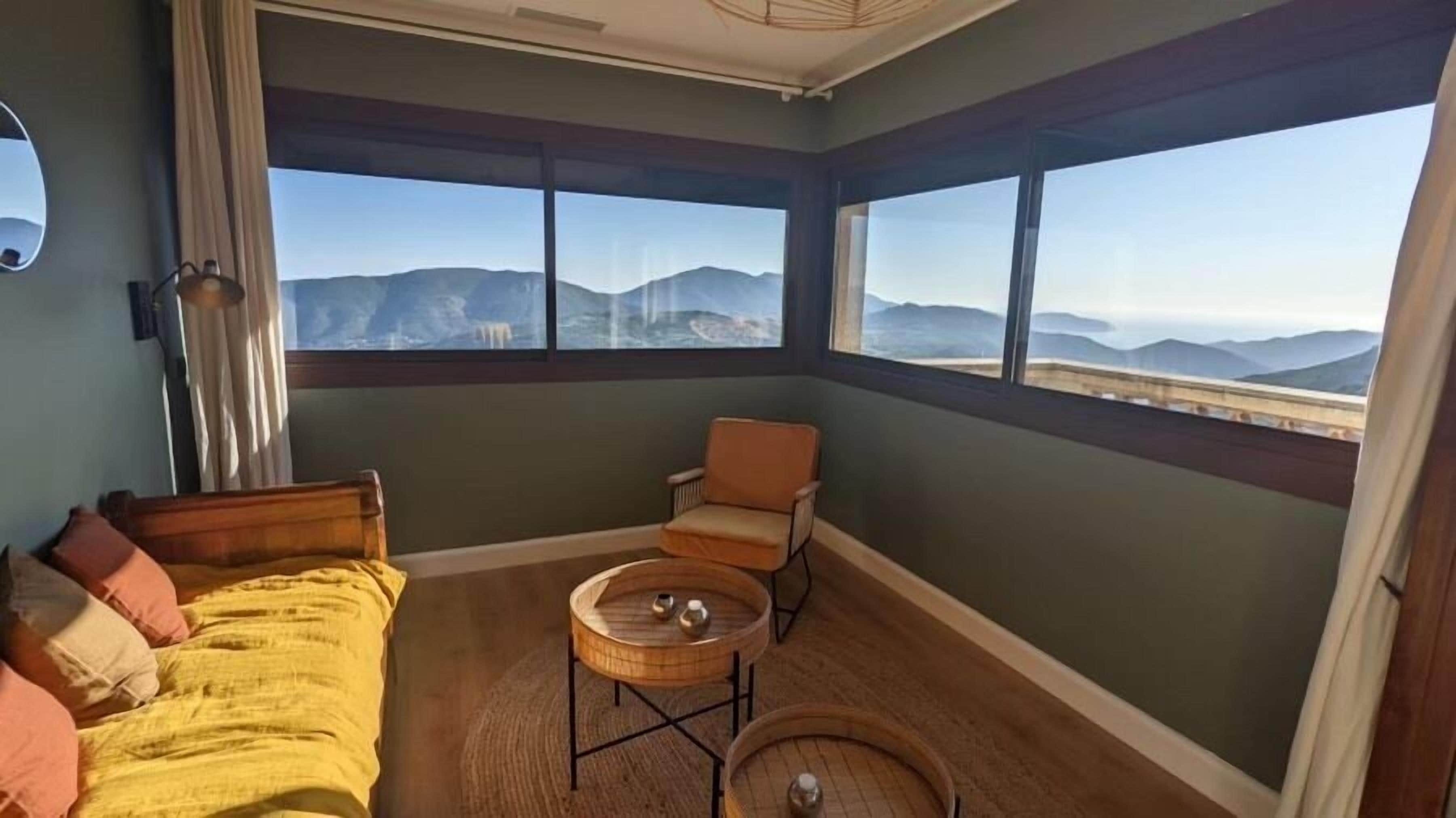 TV, peis, bordtennis og bøker