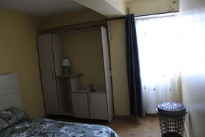 1 habitación, tabla de planchar con plancha y wifi 
