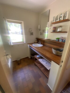 Badewanne, Haartrockner, Handtücher