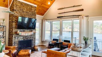 Smart-TV, peis, DVD-spiller og bøker