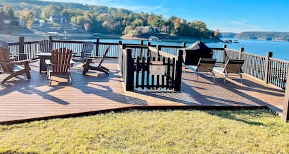 Waterfront family home on Smith Lake