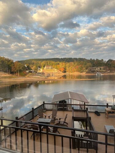 Waterfront family home on Smith Lake