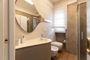 Dusche, Haartrockner, Bidet, Handtücher