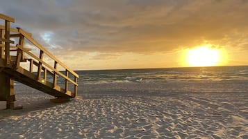 Una playa cerca, sillas reclinables de playa, toallas de playa