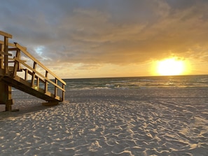 Playa en los alrededores y camastros